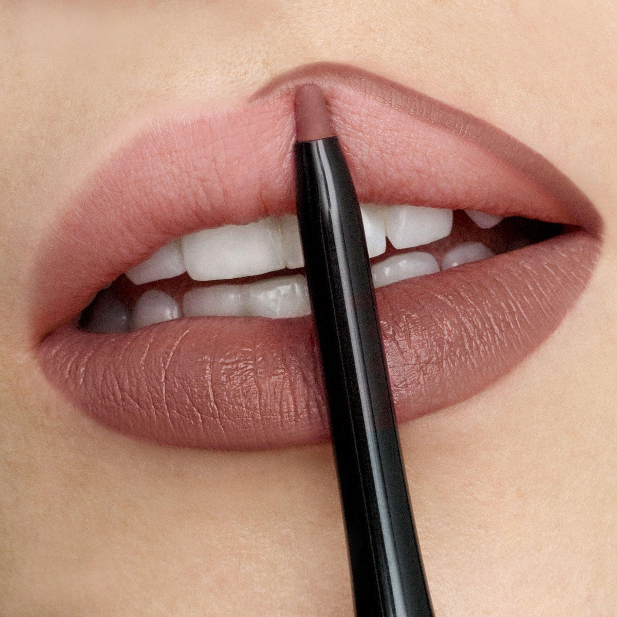 Trendsetter | Soft Mocha 90s Lip Contour | Runway Rogue Trendsetter | Soft Mocha 90s Lip Contour | Runway Rogue